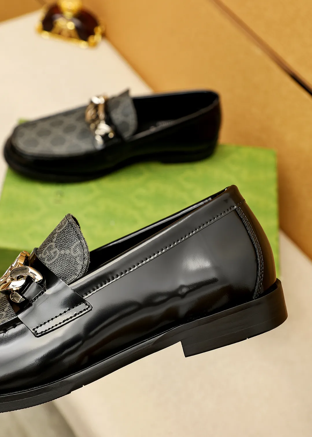 Men's shoes 💰480 💐 Product trademark: GUCCI "Gucci" casual leather shoes Regular size: 38-44 (45.46🉑️customized) Product materials: Selected imported first-layer calfskin embossed upper + luxury hardware buckle, imported water-dyed cowhide leather lining. Strong three-dimensional visual effect, original outsole color: 2 colors available